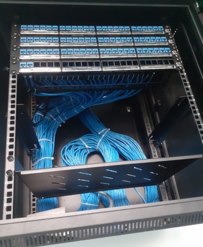 ผลงานเดินสาย LAN และติดตั้ง Patch Panel ในตู้ Rack ของระบบเครือข่ายองค์กร